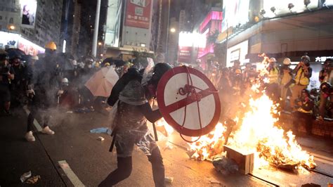 In Defiance Of Ban Hong Kong Protesters Return To Streets And Clash