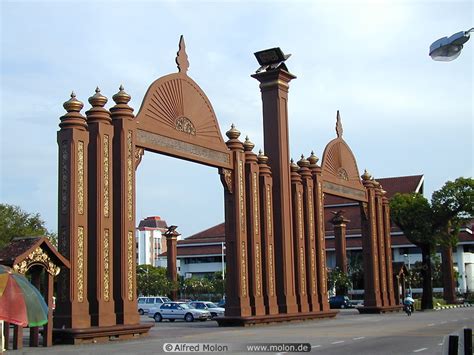 Pintu gerbang besi tempa adalah salah satu jenis pintu gerbang yang menggunakan material atau bahan besi tempa. Sultan Ismail Petra Arch photo. Kota Bharu, Kelantan, Malaysia