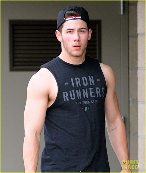 nick jonas flashes his big biceps at the gym photo 3065787 nick jonas pictures just jared