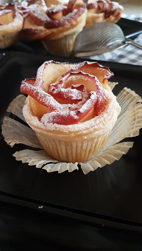 Torta a rosa di pasta sfoglia con mele e cannella, una vera bontà. ROSE DI PASTA SFOGLIA CON MELE - Sabina Martorana
