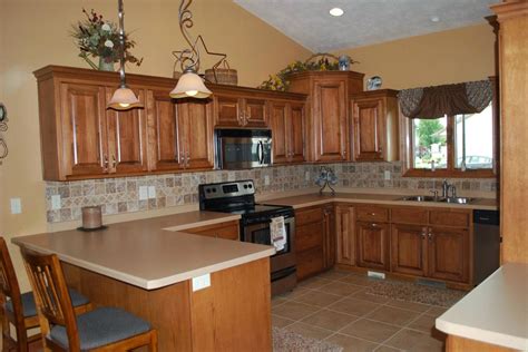 Tips desain interior dapur minimalis lainnya adalah menggunakan lampu gantung di atas meja makan ataupun memberikan vas bunga yang terbuat dari kaca. Desain Keramik Dinding Dapur Minimalis Indah dan Bersih