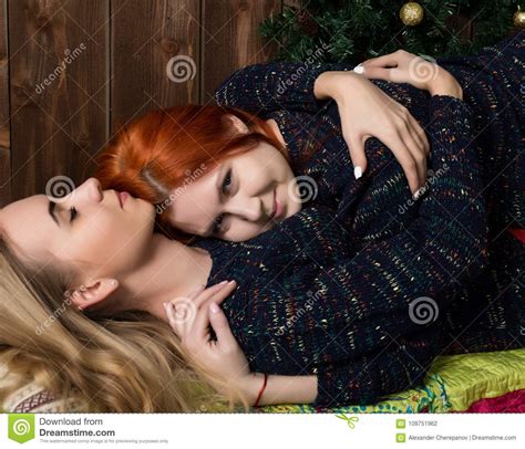 Twee Mooie Lesbiennesmeisjes Die En In Een Comfortabele Atmosfeer