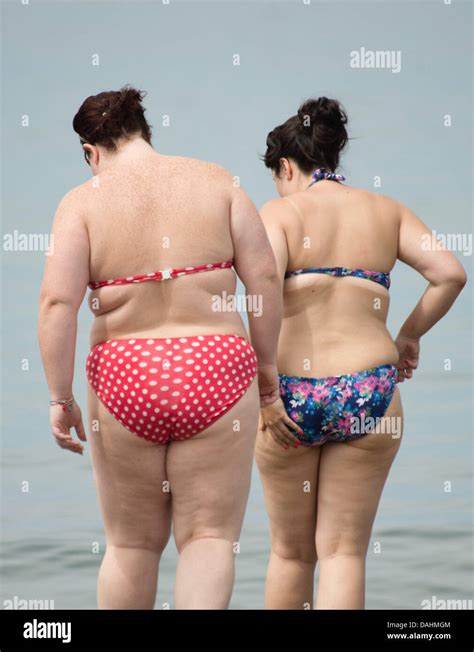 Dicke Frau Im Bikini Am Strand Fotos Und Bildmaterial In Hoher