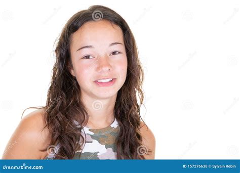 Retrato De Una Joven Adolescente Sobre Una Pared Blanca Aparte De Un