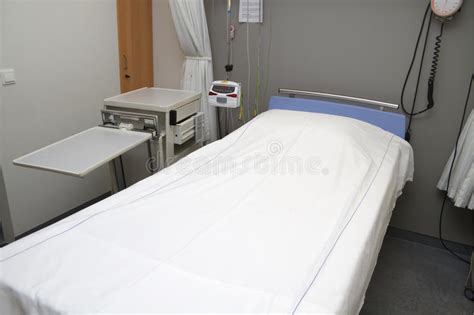 Im gegensatz zu einem handelsüblichen bett als schlafplatz für den heimbedarf muss ein krankenhausbett einen deutlich höheren funktionsumfang vorweisen können. Krankenhausbett stockbild. Bild von recover, bett ...