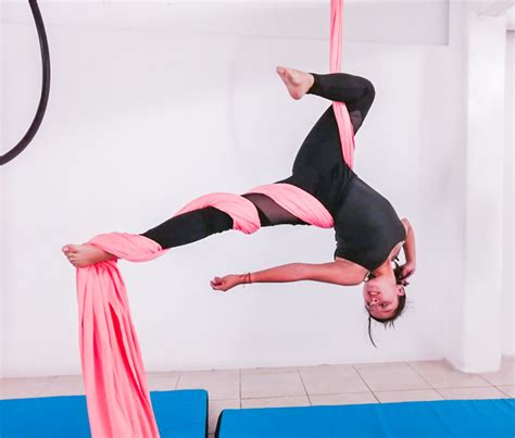 Clases De Acrobacias En Tela Pole Dance Quito Studio Fit