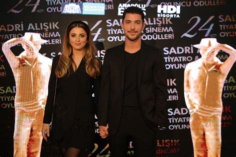 İstanbul üniversitesi i̇ktisat bölümünü bitirdikten sonra bahçeşehir üniversitesi ileri oyunculuk bölümünde master yapmıştır. Ezgi Eyüboğlu kimdir? Ezgi Eyüboğlu ile Kaan Yıldırım ...