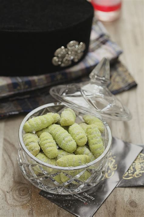 A) bahan kuih ulat bulu secubit garam air 250gm tepung pulut 1/2 sudu teh pewarna ungu 1/2 biji kelapa parut 1 sudu makan lemak sayuran 1 keping daun pisang. masam manis: Biskut Ulat Bulu