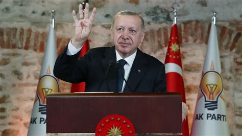 Koruyucu tedbirler kapsamında yürütülen aşı çalışmalarında umut verici gelişmeler yaşanırken, tehdit sürüyor. Erdoğan'ın açıklaması sonrası 'Cumhurbaşkanıİstifa' TT oldu