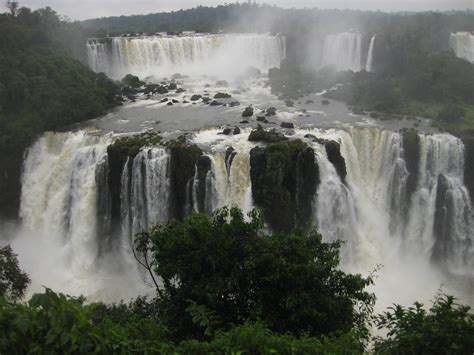 Die landesgrenze zwischen argentinien und brasilien ist eigentlich mitten in den wasserfällen. Iguazú-Wasserfälle - Nationalpark - Brasilien ...