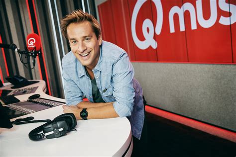 Sam de bruyn toont aan ons zijn 'stort'. Sam De Bruyn vertrekt bij Qmusic: "Ik heb geen andere ...
