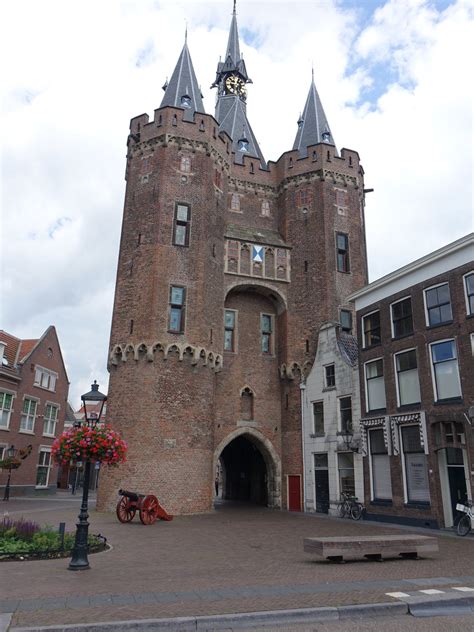 Damit sie fair vergleichen können. Zwolle, Sassenpoort oder Sachsentor, erbaut 1409 (23.07 ...