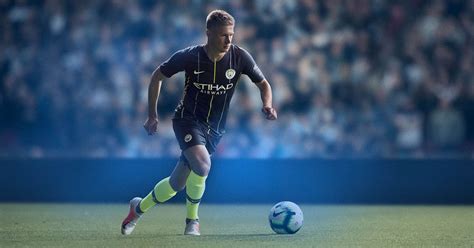While manchester city are not expected to win any major trophies this season, they've already scored a win by designing a kit that is truly spectacular. Nike Launch Man City 18/19 Away Kit - SoccerBible