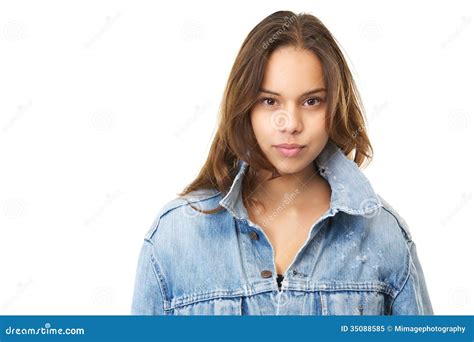 Horizontales Porträt Einer Attraktiven Jungen Frau In Der Jeansjacke Stockbild Bild Von Blau