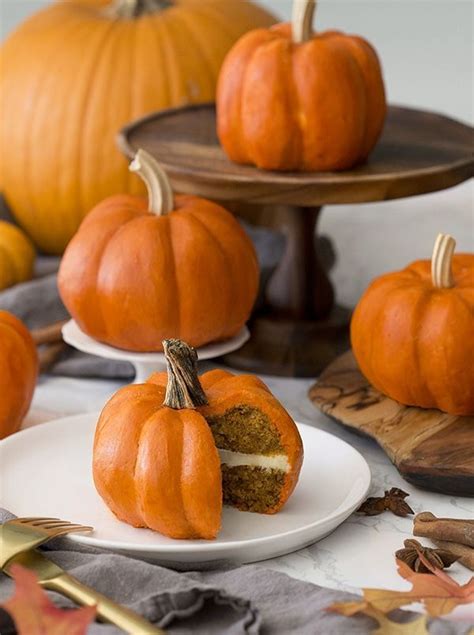 How To Make Mini Pumpkin Cakes On A Table With Real