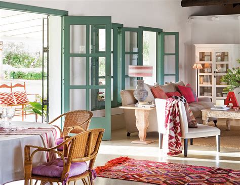 La cocina es el corazón rústico de la casa, con sus vigas vistas, el suelo de barro y unos artesanales muebles de abedul. A colorful Andalusian farmhouse