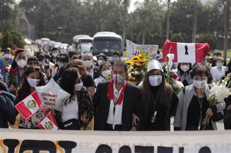 Según testigos, funcionarios del sebin abordaron a la fuerza al joven. Inti Sotelo fue enterrado en Huachipa en medio del dolor ...