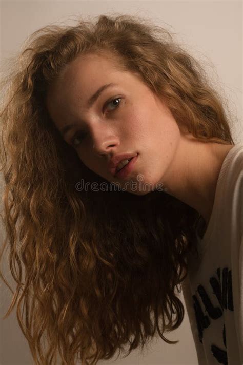 Retrato Hermoso De La Muchacha En Estudio Con El Pelo Rizado Foto De