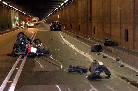 Der 57 kilometer lange tunnel erlaubt es künftig zügen, die alpen schneller und ohne auch der alte gotthardtunnel zwischen göschenen und airolo ist als gestrichelte linie zu erkennen. Un motocycliste italien se tue dans le tunnel du Gothard ...
