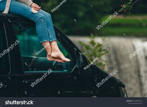 Girl Barefoot In Car Imágenes Fotos De Stock Y Vectores