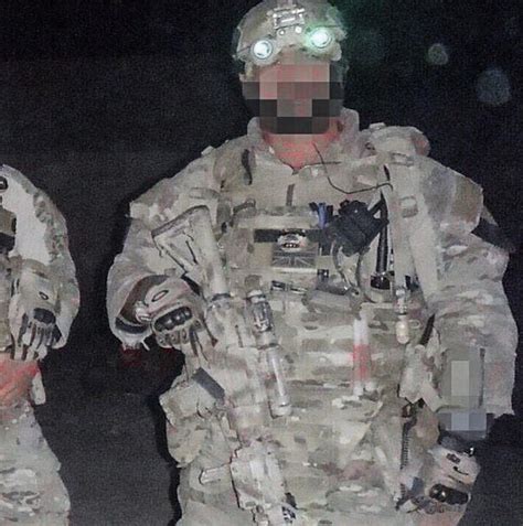British 22 Sas Operator Pictured Here During Night Time Raids 🇬🇧 Via