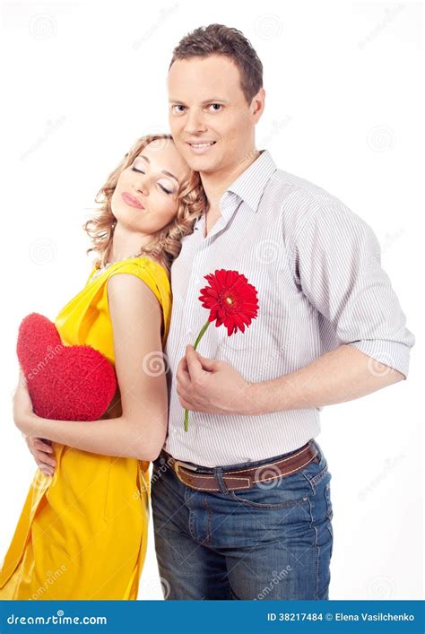 Pares Atrativos De Amantes O Homem Apresenta A Flor Valentim S D Foto De Stock Imagem De