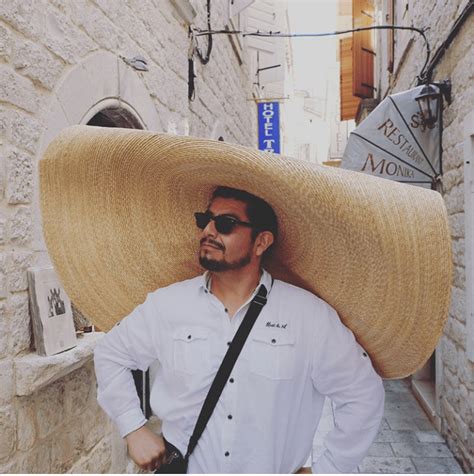 #imsama una pequeña parte de lo que fue el #bartoclub del lunes hablamos de #mariejois #imsama. Giant Straw Hat - Papirio