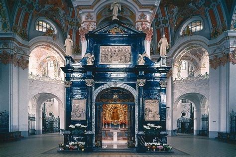 La madonna nera di oropa, collocata all'interno del saccello, anche oggi, come da tanti secoli continua ad accogliere i pellegrini che vengono a pregare al santuario. Madonna Nera di Einsiedeln (Svizzera) | | L'ECO di San ...