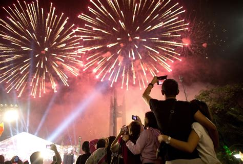 Welcome 2015 New Years Eve Celebrations From Around The World Manila