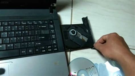 cara membuka slot cd di laptop acer