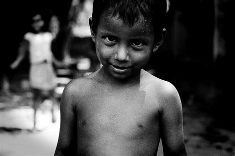 ロンプール バングラデシュ上半身裸の少年 写真とエッセイ by awazo com