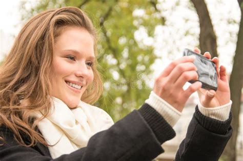 Mujer Joven Feliz Hermosa Que Toma Un Selfie Con Un Teléfono Moderno Foto De Archivo Imagen De