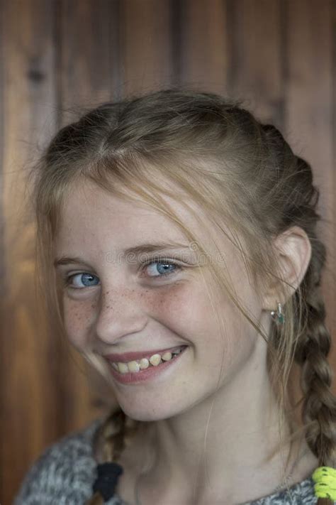 Schönes Blondes Junges Mädchen Mit Sommersprossen In Innenräumen Auf Holz Hintergrund