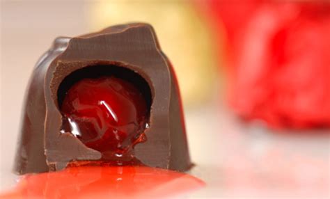 Condividi pinterest twitter facebook linkedin stampa ingredienti: Cioccolatini ripieni di liquore e ciliegia, la ricetta per ...