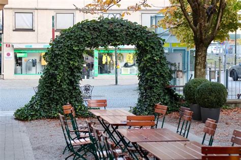 It is the administrative centre for the district of dornbirn, which also includes the town of hohenems, and the market town lustenau. Bierlokal Dornbirn Frühstück & Restaurants in Vorarlberg