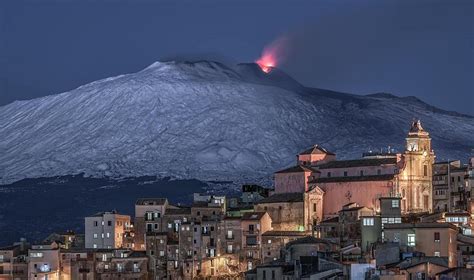 Etna, italy erupted tuesday, february 16, 2021, sending rivers of lava down the southeast flank of the volcano, and spewing ashes and volcanic stones over nearby villages. Séismes et volcans en Sicile. Tremblement de terre et Etna ...