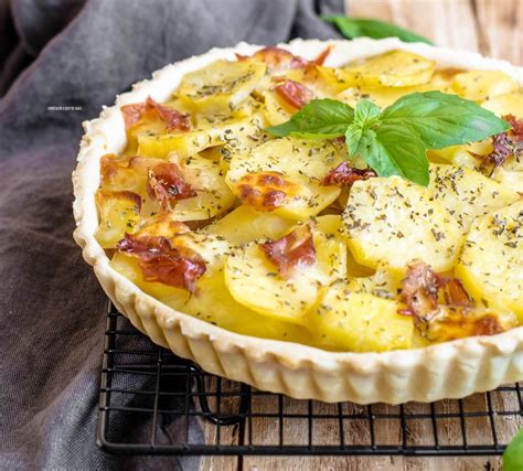 Per rendere ancora più gustose le ricette, dopo aver bucherellato la base con la forchetta, cospargila con del parmigiano o un altro formaggio grattugiato. Ricette con pasta brisée, cosa realizzare con questo impasto