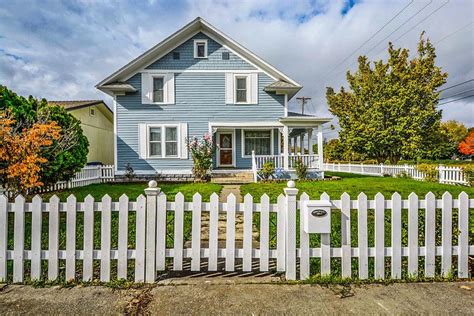 B Why You Should Choose A Classic Picket Fence