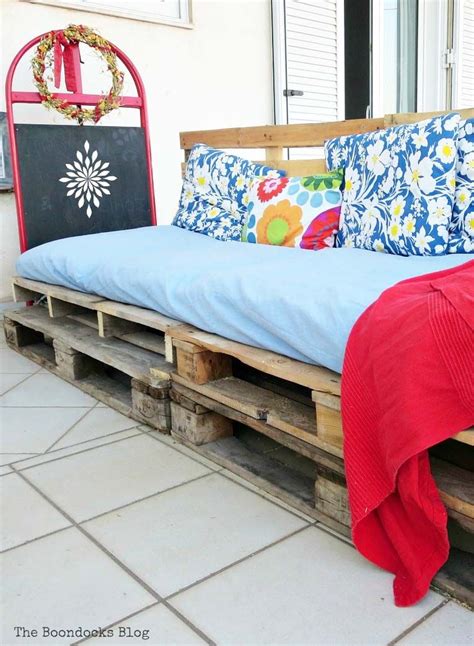 Quickly Make A Super Easy Pallet Couch The Boondocks Blog Pallet