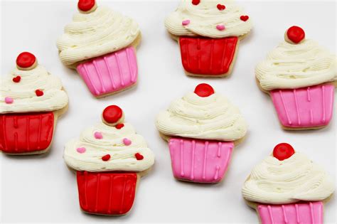 Also included in set is a purple dishwasher tray that allows all 8 tips to be secured for easy cleaning and storage. Worth Pinning: Heart & Cupcake Cookies