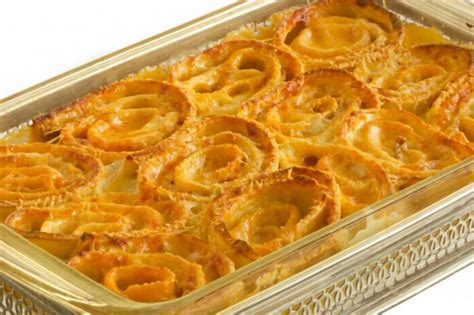 Lasagne, cannelloni, pasta al forno, crepes, e con tanti ingredienti mi viene l'acquolina in bocca, e come sempre mangio di gusto i primi piatti al forno ed i secondi piatti neanche li guardo, allora siete pronti? Rose di pasta al forno ripiena, un primo piatto gustoso!