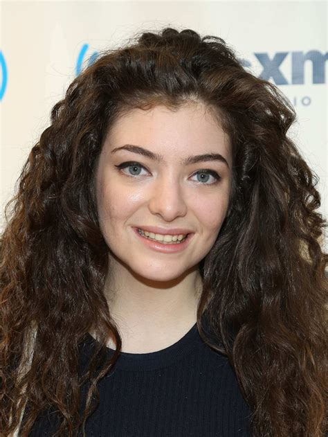 lorde s royals becomes first track from new zealand solo artist to top us billboard chart abc news