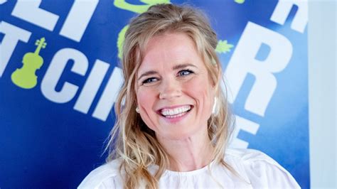 'you are the dream', 'wouldn't that be something', 'world of hurt', 'what does your heart say now'. Ilse DeLange lyrisch over aanstaand songfestival | RTL Boulevard