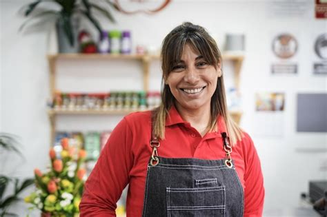 Mujer Latina Madura Que Trabaja En Un Supermercado Foto Premium