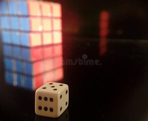 Toma De Dados Blancos De Cierre Con Un Cubo De Rubiks Borrosos Aislado