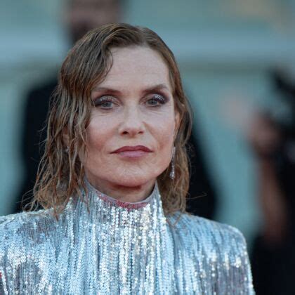 Isabelle Huppert Ans On Connait Le Secret De Sa Mise En Beaut Rajeunissante La Mostra