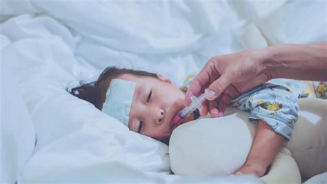 Tapi yang manakah yang efektif menurunkan demam, kompres air hangat atau. Jangan Panik, Ini Cara Tepat Atasi Demam yang Melanda di ...