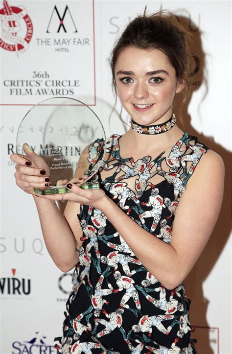 Game Of Thrones Maisie Williams Wins In Quirky Dress At Critics Circle