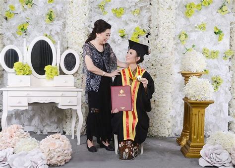 Foto Wisuda Tomy Damara Ide Wisuda Foto Keluarga Wisuda