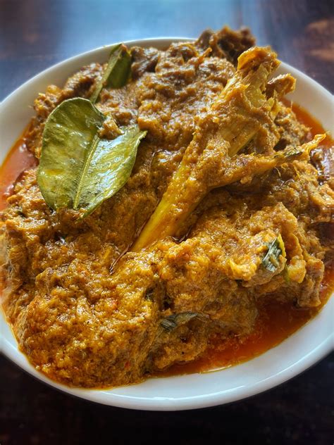Rendang daging ayam kampung memiliki rasa lezat dan daging empuk dimasak dengan berbagai bumbunya sangat khas minang, siapa saja akan ketagihan mencicipi. Resepi Rendang Minang Daging (Tanpa Kerisik) | Resepi.My